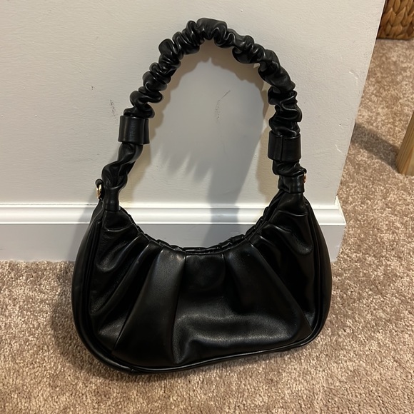 URBAN EXPRESSIONS Scrunched Shoulder Bag in Black with crossbody strap - Picture 5 of 6